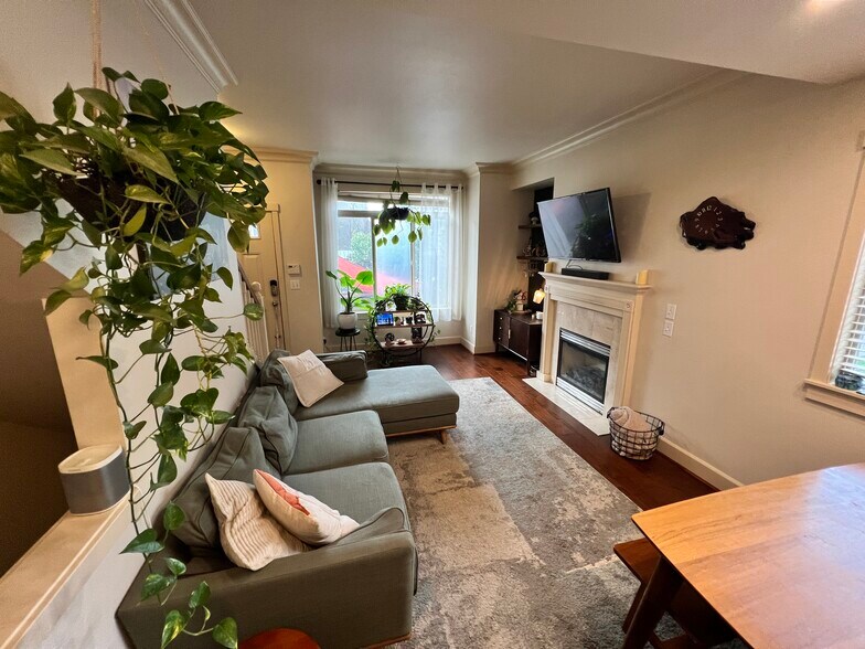 Building Photo - 3816 Winslow Pl N