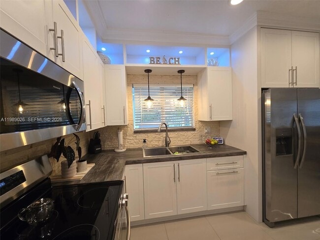 Building Photo - 365 NE 32nd Terrace