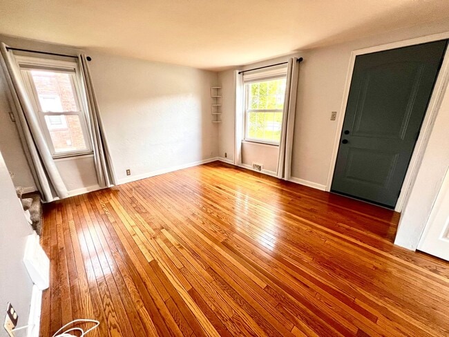 Building Photo - Sewickley - 3 Bedroom 2 Bathroom - Charmin...