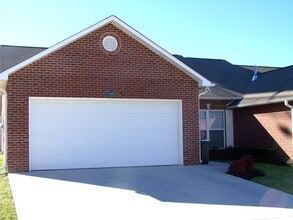 Building Photo - 2 bed, 2 bath, 2 car garage ranch style townhouse in N. Knoxville