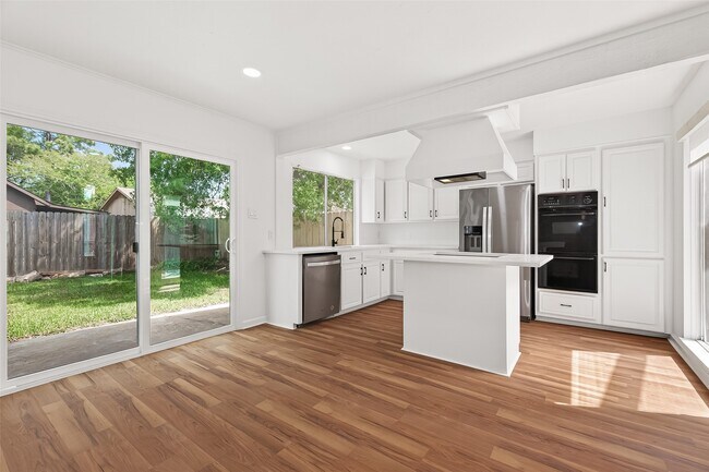 Building Photo - 15903 Hickory Knoll Dr