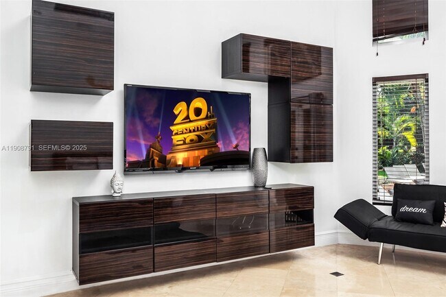 Building Photo - 1051 NE 89th St