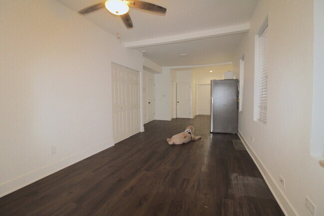 Building Photo - 825 N Hermitage Ave
