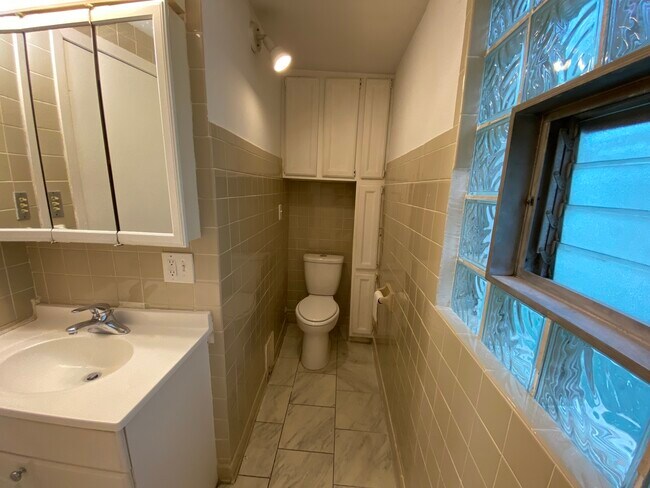 Building Photo - 1628 W 21st Pl
