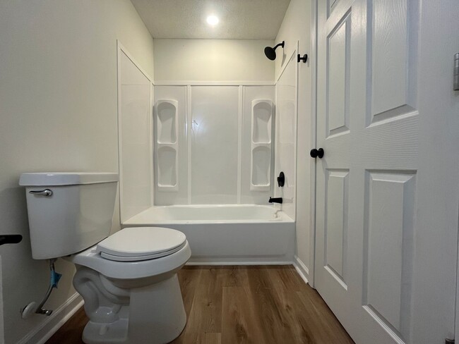 Building Photo - Newly Renovated Studio!