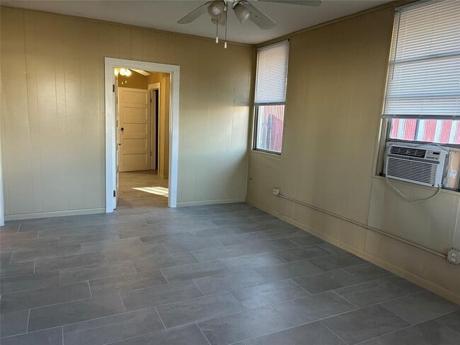 Building Photo - 906 Haysel St