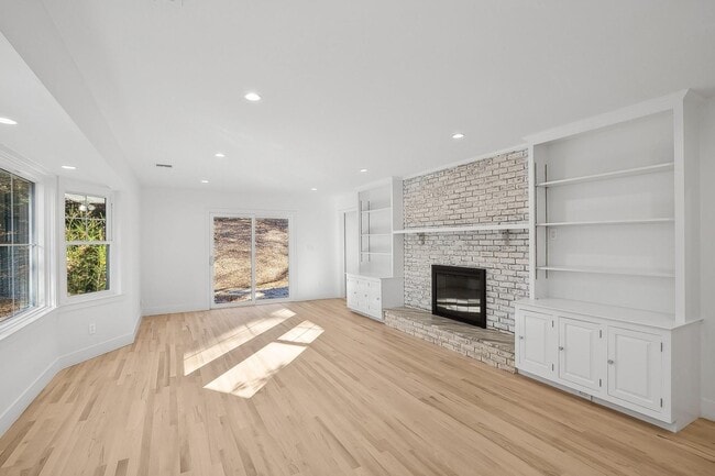 Building Photo - 471A Woodbury Rd