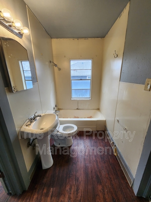 Building Photo - 400 W 17th St