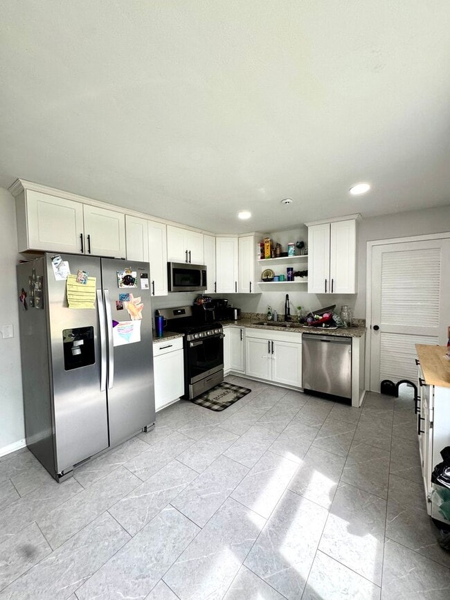 Building Photo - 4 bed 2 Bath Home for Rent in Portsmouth!