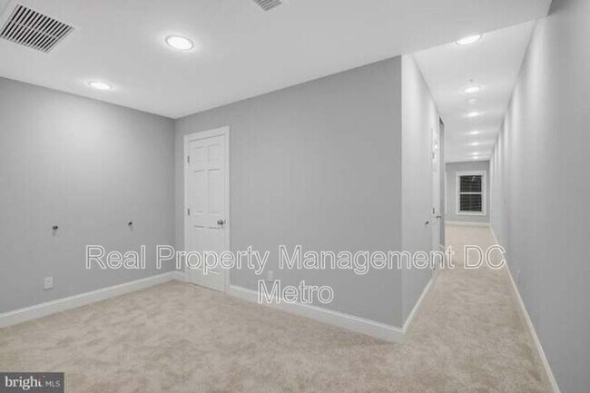 Building Photo - 927 12th St NE