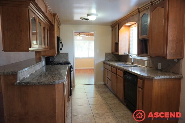 Building Photo - Spacious home located In Northeast Bakersf...