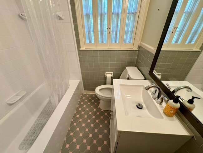 Building Photo - Idyllic Green Hills Home