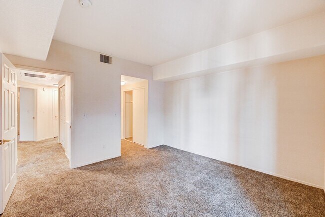Building Photo - Beautifully Designed 2 Bedroom Condo in North Summerlin!