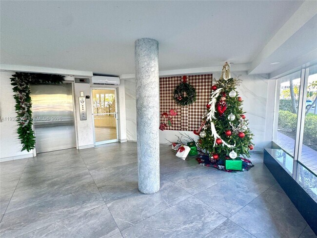 Building Photo - 1750 NE 191st St