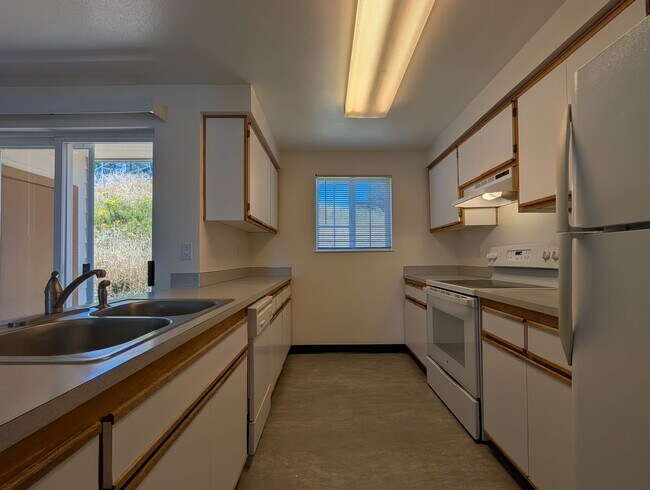 Building Photo - 2-Bedroom, 1-Bath 2-Story Townhouse Apartment Off Bailey Hill!