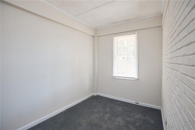 Building Photo - 2058 River Rd