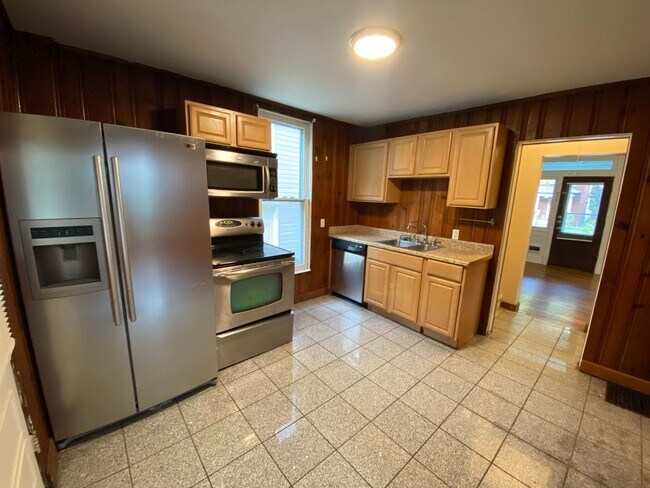 Building Photo - 2334 Indianola Ave