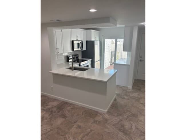 Building Photo - Available Now!  2 bedroom/2.5 Bath Townhome! Water Included!