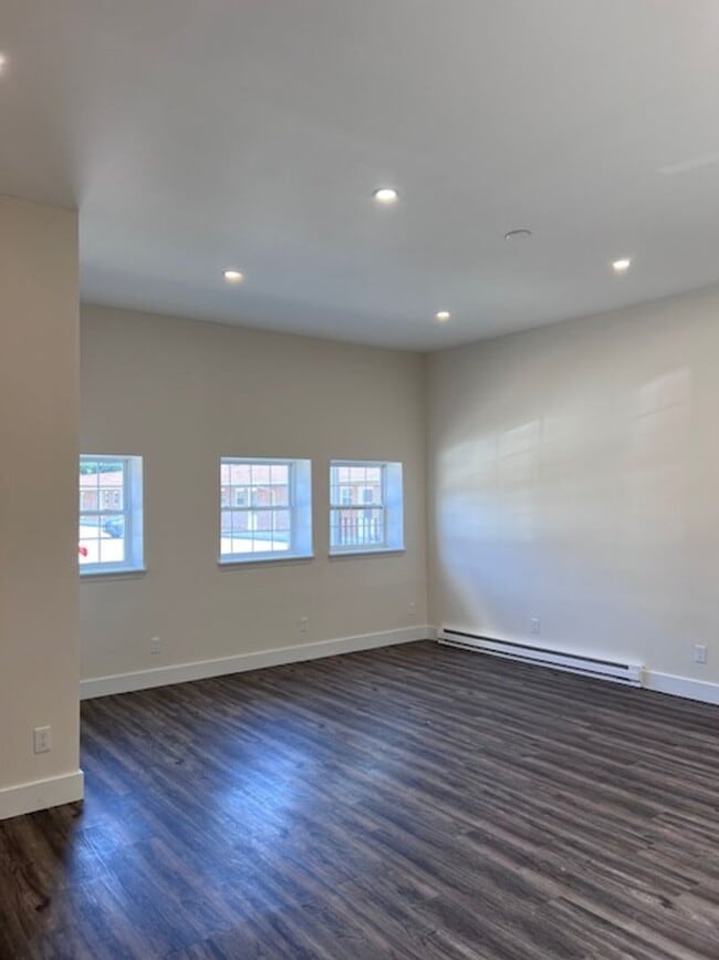 Building Photo - Large 4 bedroom, 2 1/2 bath home for rent in Ravena, NY on Rt 9W