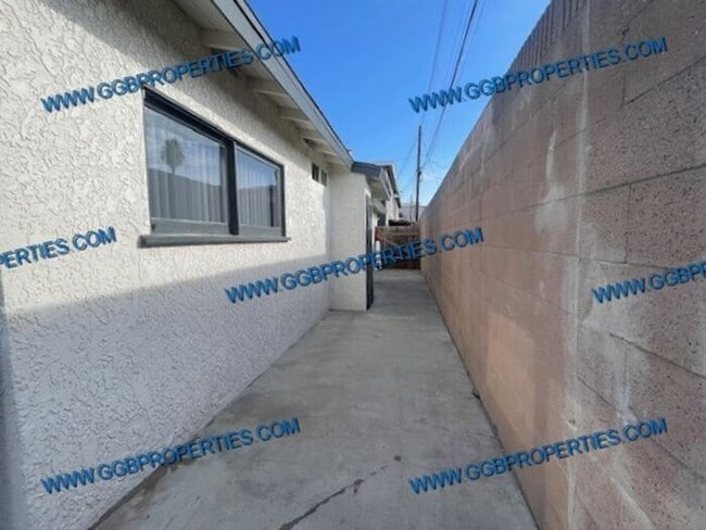 Building Photo - Will not Last! Charming 2 BD / 1 BA Norwalk Home with One Car Garage / Laundry Hook Ups