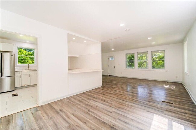 Building Photo - 629 S Rd