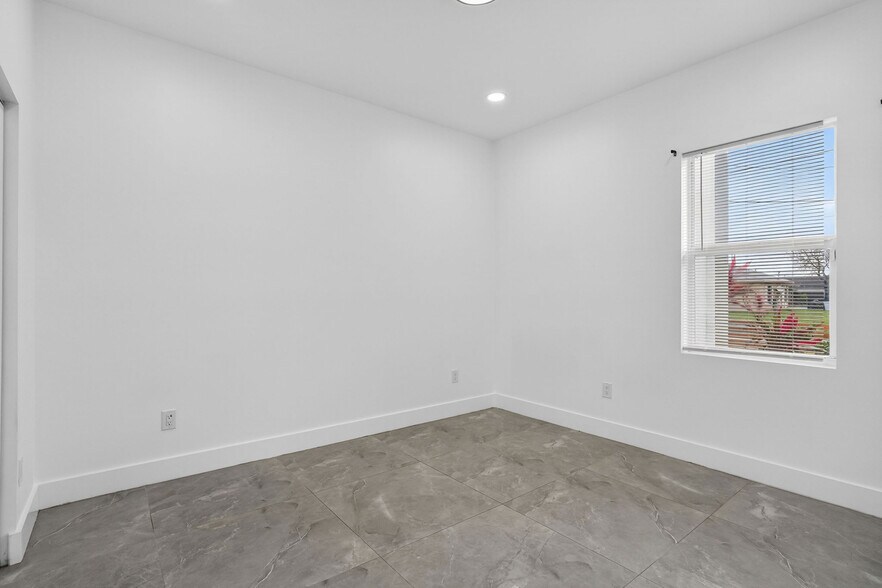 Building Photo - 655 NW 24th Ave