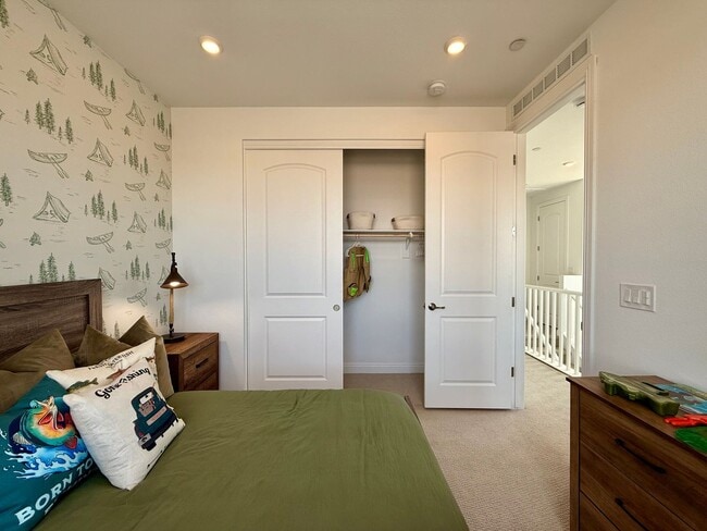 Building Photo - FULLY FURNISHED 3 BED 2.5 BATH 2 CAR GARAG...