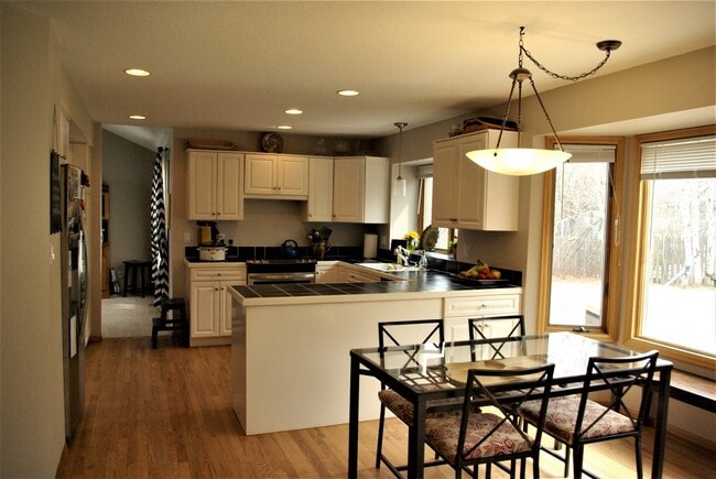 Building Photo - 6bed/4bath oversized 2 car garage fenced in back yard Cheyenne Mountain School District