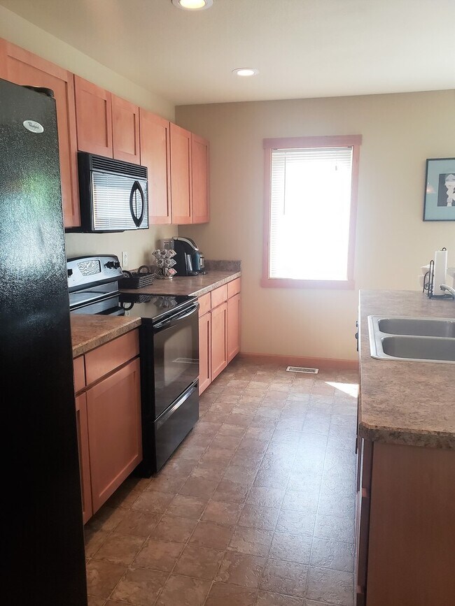 Building Photo - Fully Furnished 2 Bedroom Condo - All utilities, cable and internet provided!