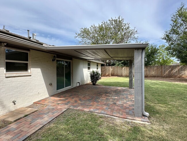 Building Photo - 6130 SW Oakcliff Ave