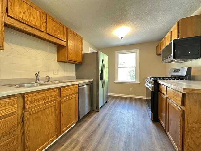 Building Photo - 3 Bedroom 1.5 Bathroom Finished Basement 2...