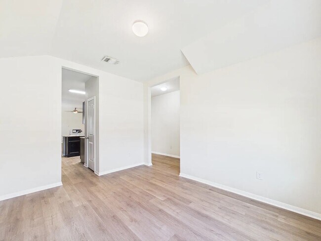 Building Photo - Spacious one-level home in Glenwood!
