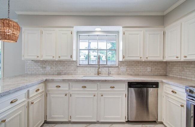Building Photo - 11022 Riverview Dr