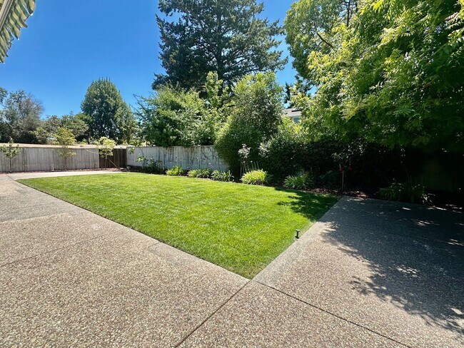 Building Photo - 388 Knowles Dr