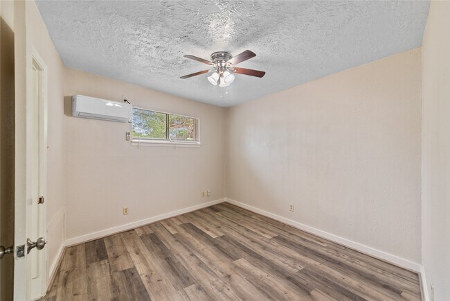 Building Photo - 4811 Oakland St