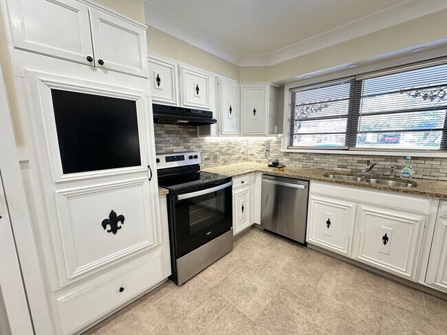 Building Photo - GORGEOUS 4/3 BROADMOOR HOME-UPDATED-MUST SEE!