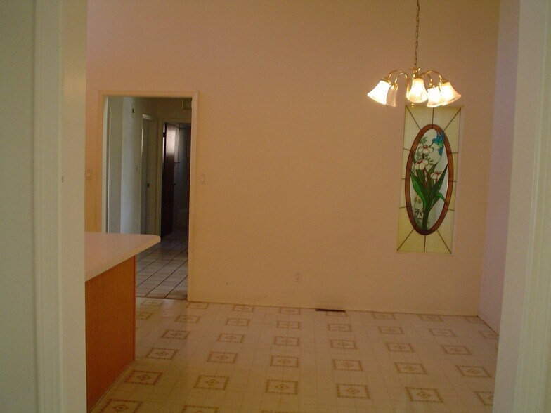 Dining area - 8512 Liberty Dr NE