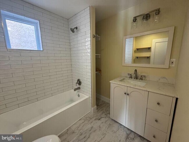 Building Photo - 405 Walnut St