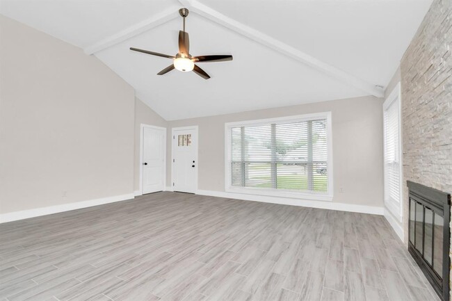 Building Photo - 10051 Green Valley Ln