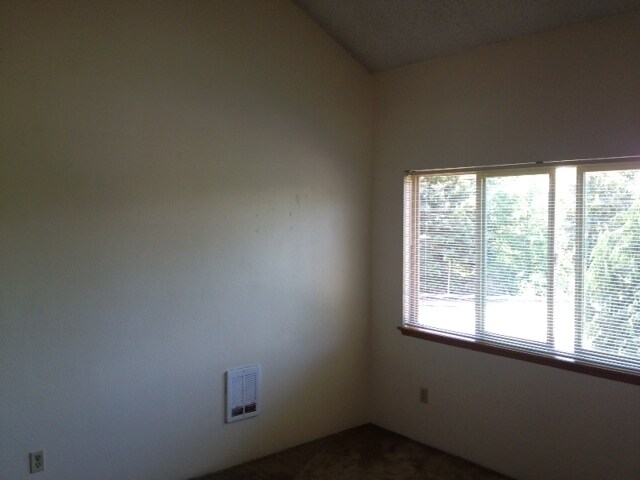 Building Photo - Loft Style Condo in Well-Maintained Commun...
