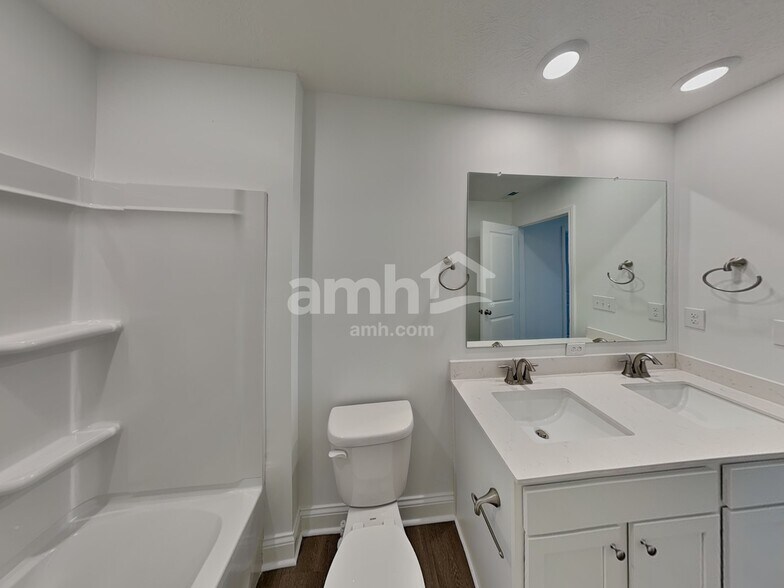 Building Photo - 1034 Heritage Blvd