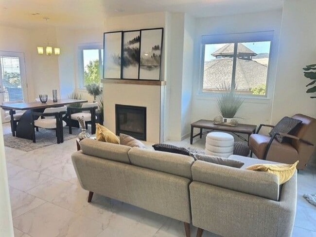 Building Photo - Beautiful 2/2 condo