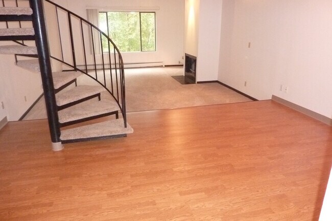 Building Photo - Huge Two Bedroom On the Creek in South Anchorage