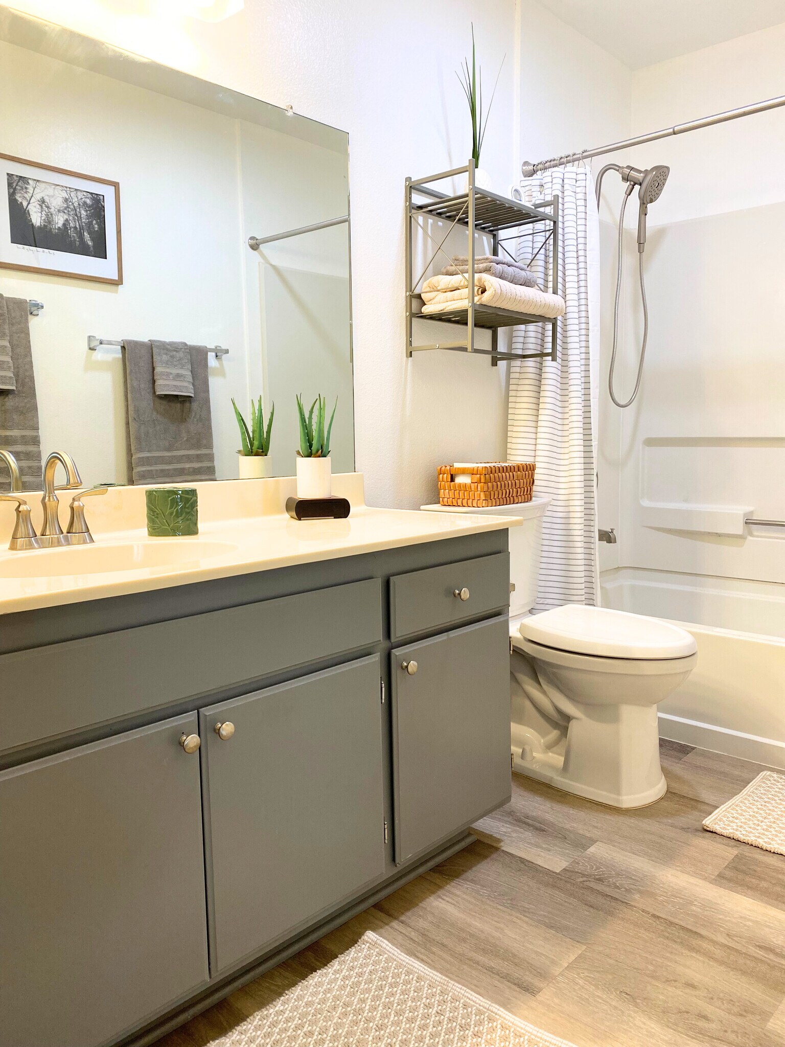 Spacious bathroom with tub shower combination.. - 220 Woodland Pky