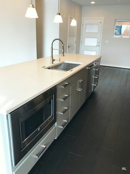 Building Photo - 3300 NE 65th St