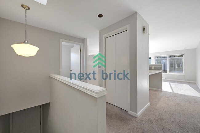 Building Photo - Welcome to this beautifully updated 2-bedroom, 1-bath apartment located in the heart of Queen Anne