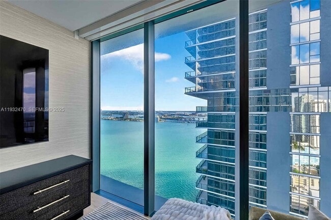 Building Photo - 700 NE 24th St