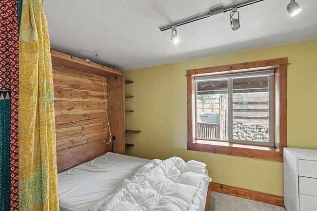 Building Photo - 358 S 8th St