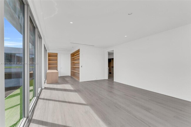Building Photo - 2110 S Miami Ave