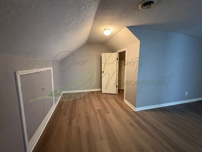 Building Photo - BRAND NEW FLOORING THROUGHOUT!!!